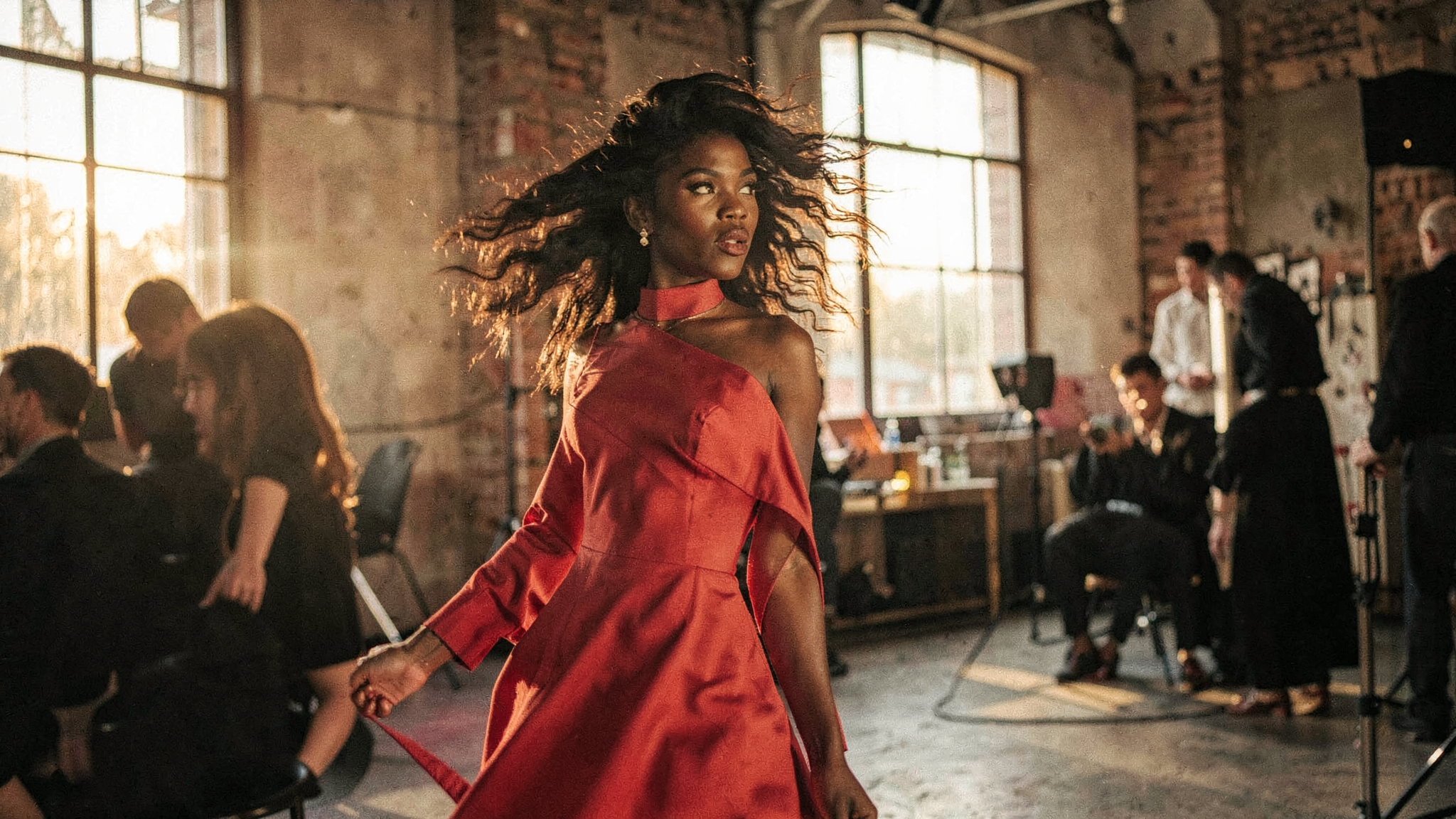 Backstage shooting, robe rouge, motion dans les cheveux